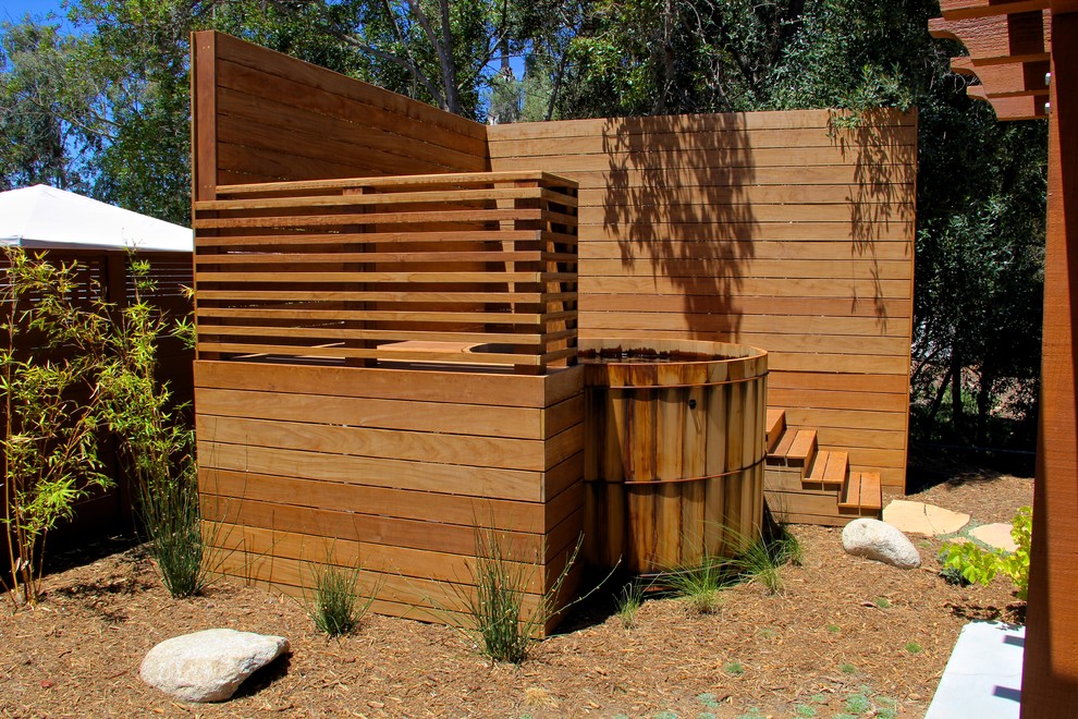 Mittelgroßer, Oberirdischer Moderner Whirlpool hinter dem Haus in runder Form mit Natursteinplatten in San Diego