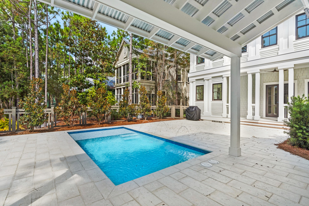 Kleiner Moderner Pool hinter dem Haus in rechteckiger Form mit Betonboden in Miami