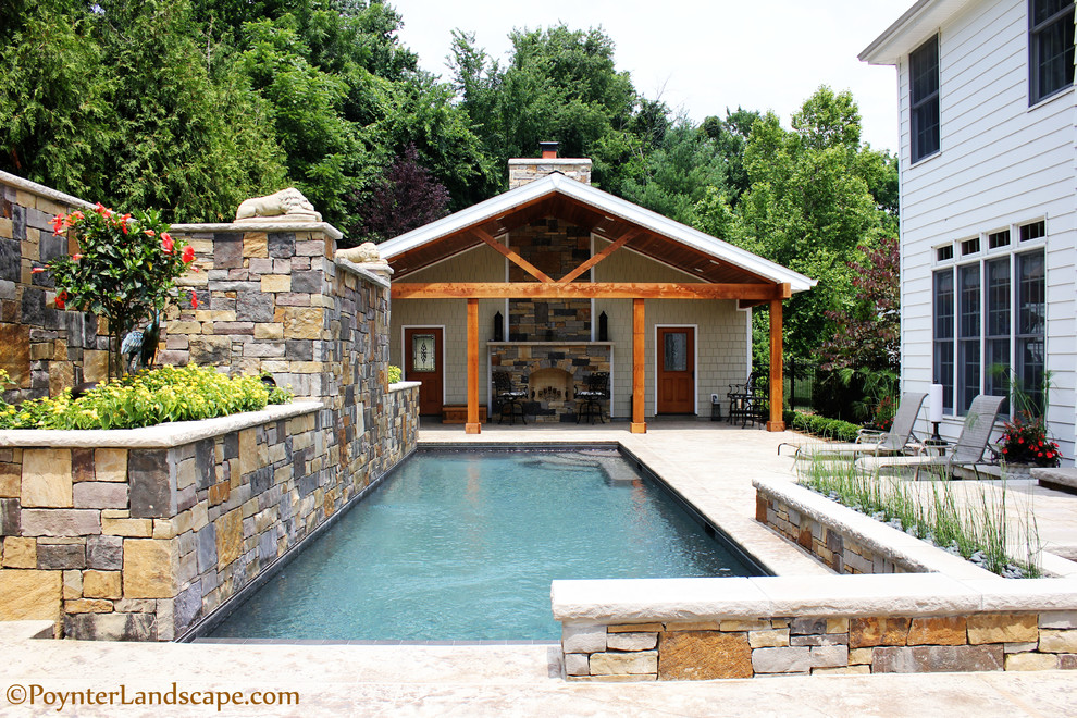 Diseño de casa de la piscina y piscina natural clásica de tamaño medio rectangular en patio trasero con suelo de hormigón estampado