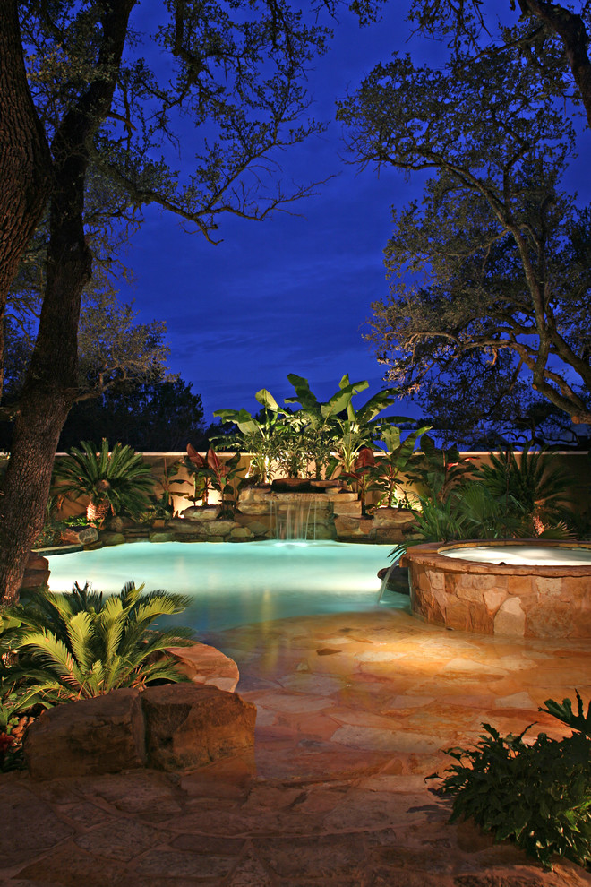На фото: естественный бассейн среднего размера, произвольной формы на заднем дворе в морском стиле с покрытием из каменной брусчатки и джакузи с