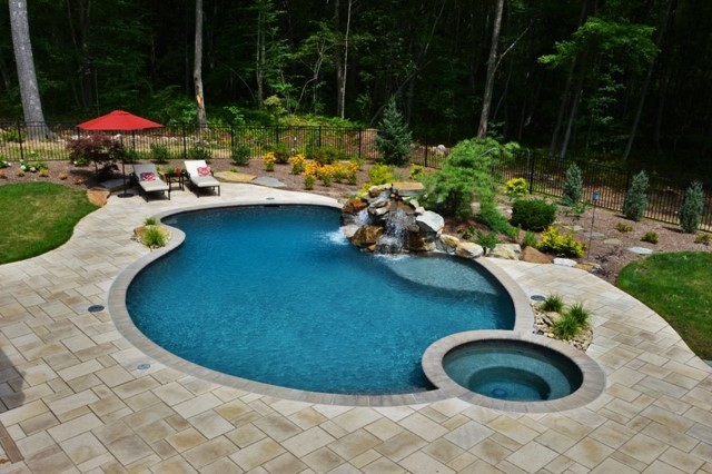 Идея дизайна: бассейн среднего размера, произвольной формы на заднем дворе в стиле модернизм с фонтаном и покрытием из декоративного бетона