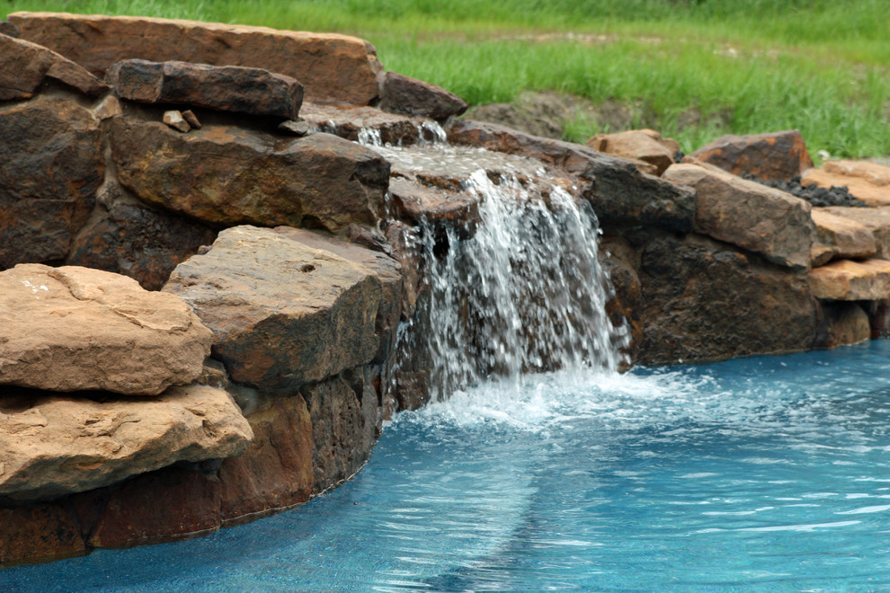 Idéer för att renovera en stor vintage anpassad pool på baksidan av huset, med en fontän och naturstensplattor