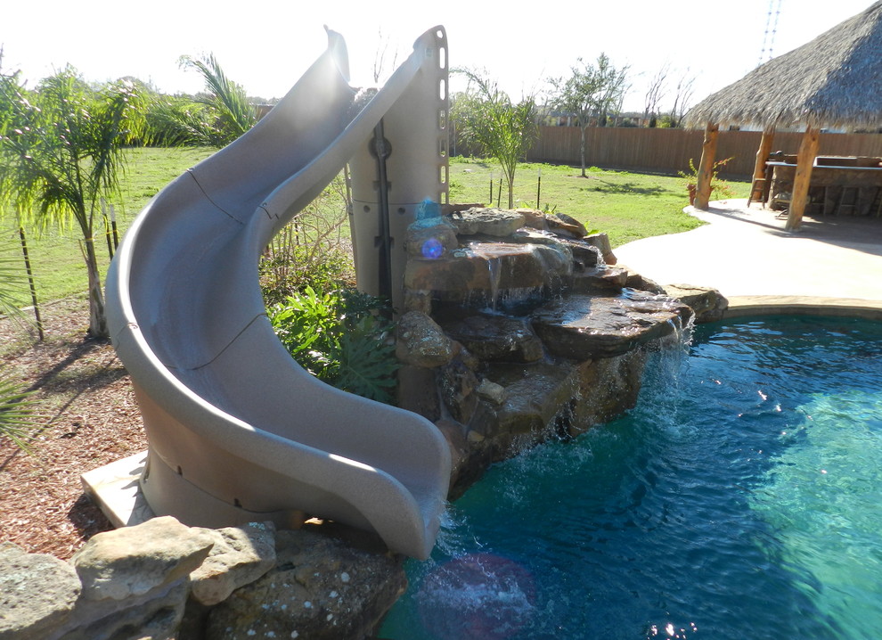 Стильный дизайн: бассейн в морском стиле с фонтаном - последний тренд