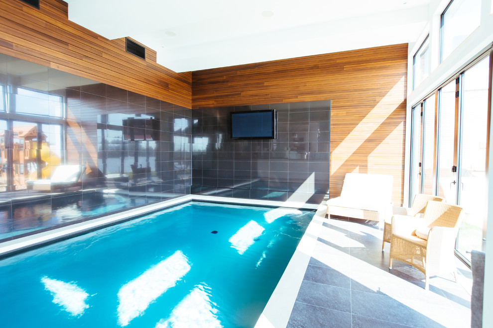 Inspiration for a contemporary pool remodel in Montreal