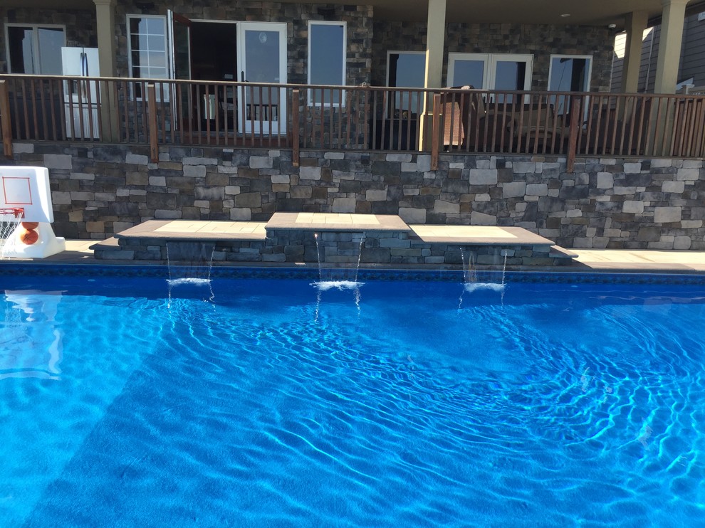 Cette photo montre une piscine moderne rectangle avec un point d'eau.