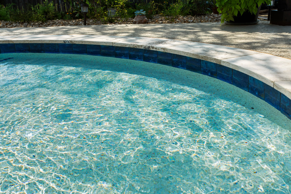 Foto de piscina con tobogán natural de tamaño medio a medida en patio trasero con entablado