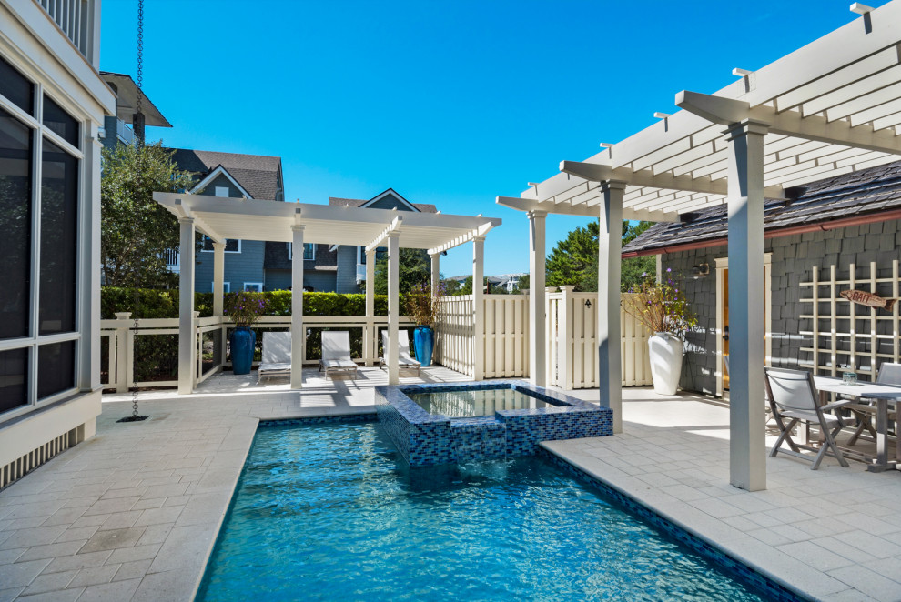 Источник вдохновения для домашнего уюта: прямоугольный бассейн среднего размера на заднем дворе в стиле модернизм с джакузи и мощением тротуарной плиткой