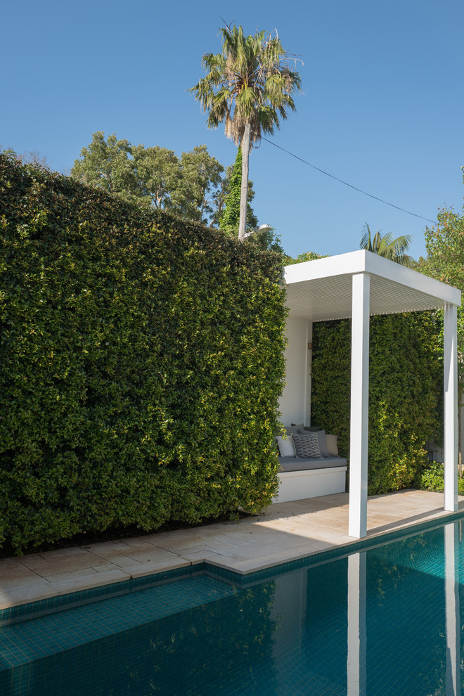 На фото: бассейн произвольной формы на заднем дворе в современном стиле с
