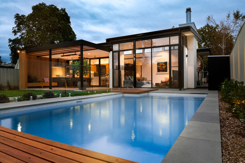 Esempio di una piscina design rettangolare dietro casa