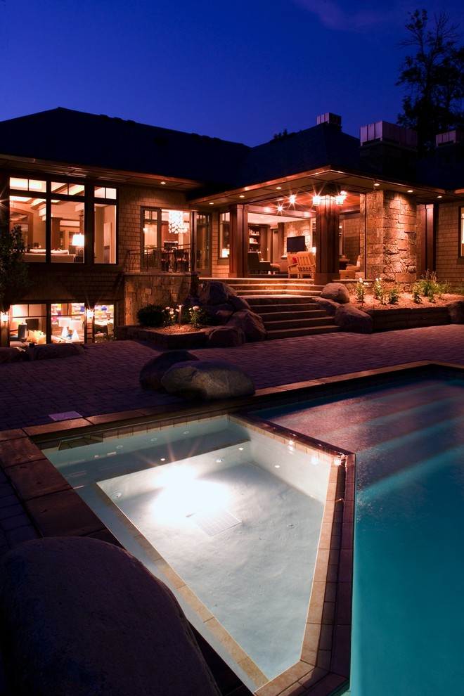 Свежая идея для дизайна: бассейн среднего размера на заднем дворе в восточном стиле с джакузи и покрытием из каменной брусчатки - отличное фото интерьера