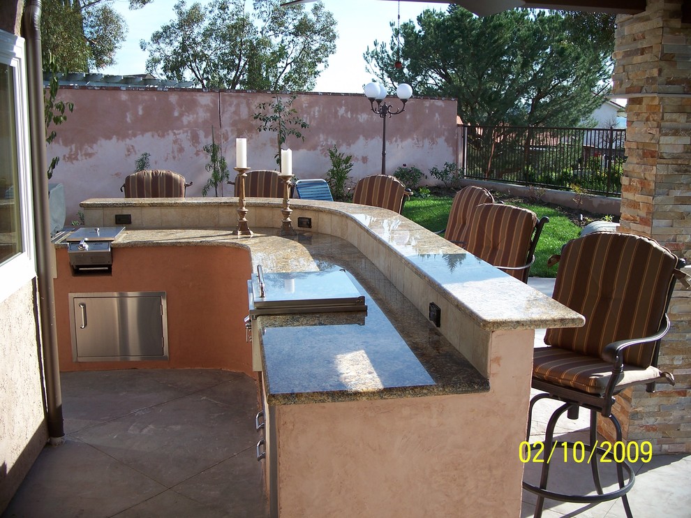 Modelo de piscinas y jacuzzis tradicionales renovados de tamaño medio a medida en patio trasero con adoquines de piedra natural