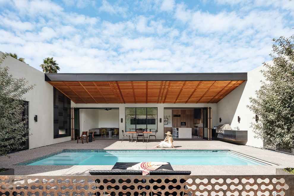 Свежая идея для дизайна: маленький прямоугольный бассейн на внутреннем дворе в стиле фьюжн с покрытием из бетонных плит для на участке и в саду - отличное фото интерьера