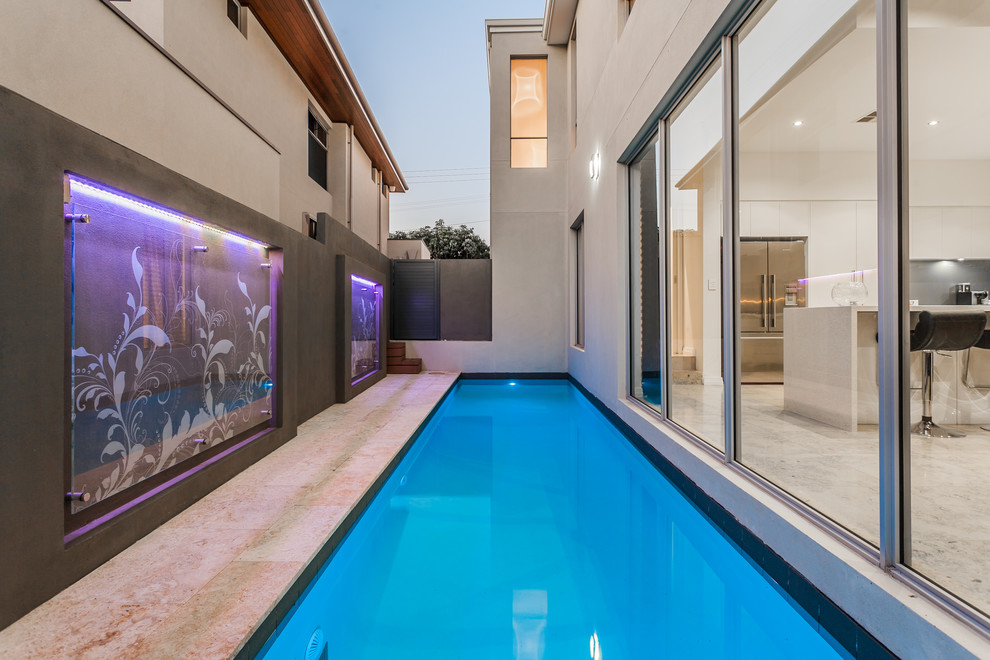 Свежая идея для дизайна: спортивный, прямоугольный бассейн на внутреннем дворе в современном стиле - отличное фото интерьера