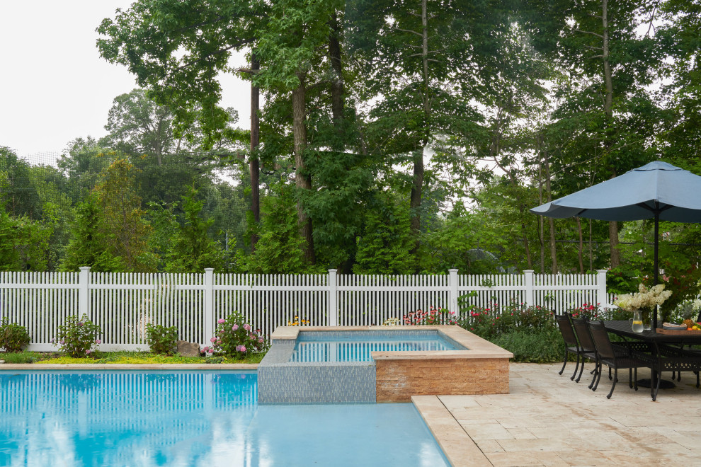 Foto de piscinas y jacuzzis naturales tradicionales renovados rectangulares en patio trasero
