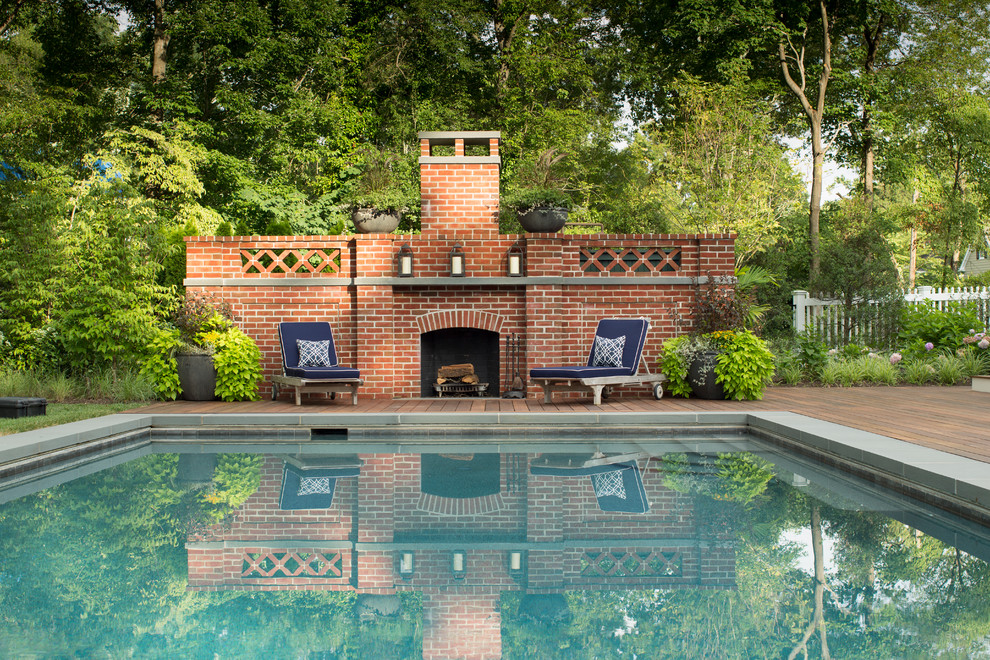 Ejemplo de piscina alargada clásica rectangular en patio trasero con entablado