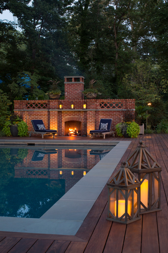 Idée de décoration pour une piscine tradition rectangle avec une terrasse en bois.