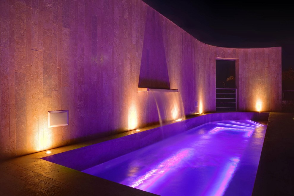 Imagen de casa de la piscina y piscina alargada contemporánea grande a medida con adoquines de piedra natural