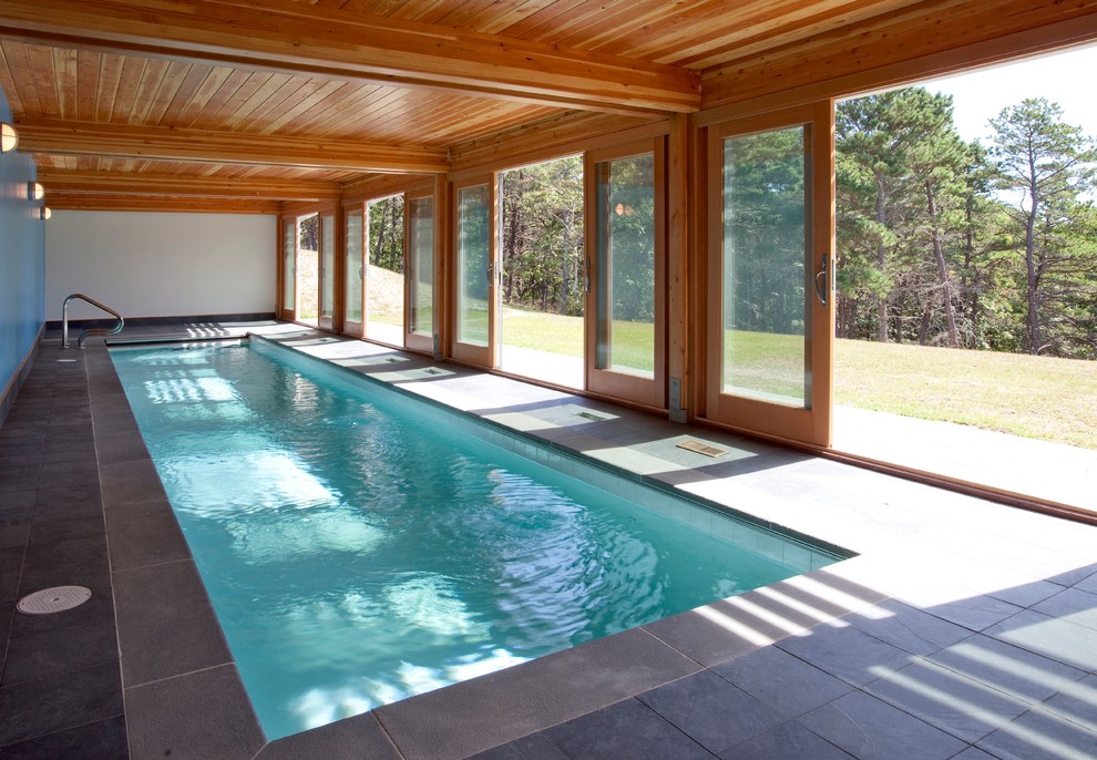 На фото: прямоугольный бассейн в доме в классическом стиле с