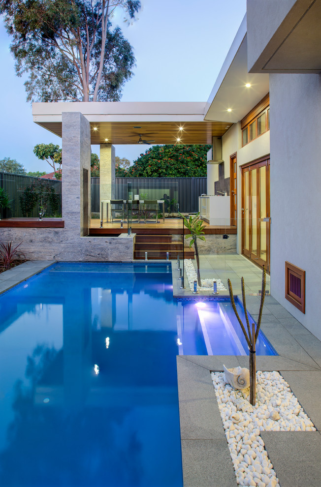 Diseño de piscina alargada actual rectangular