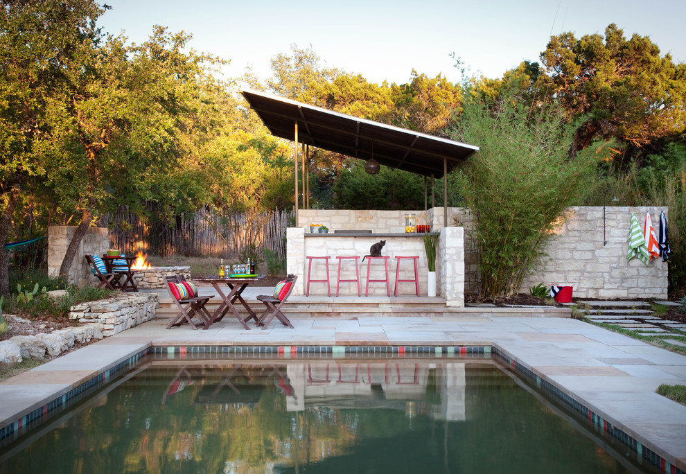 Свежая идея для дизайна: прямоугольный бассейн в стиле ретро - отличное фото интерьера