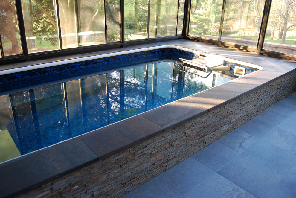 Foto di una piscina coperta design rettangolare di medie dimensioni con piastrelle