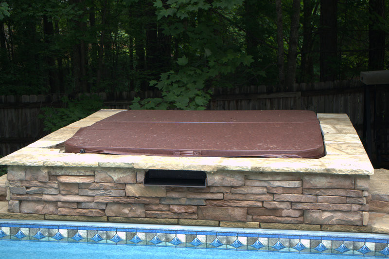 Inspiration pour une piscine arrière traditionnelle de taille moyenne et rectangle avec un bain bouillonnant.