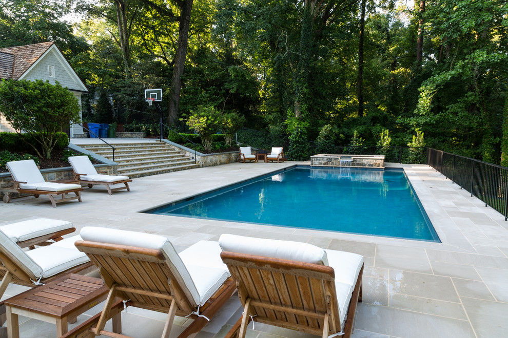 Foto de piscina clásica grande en patio trasero con losas de hormigón