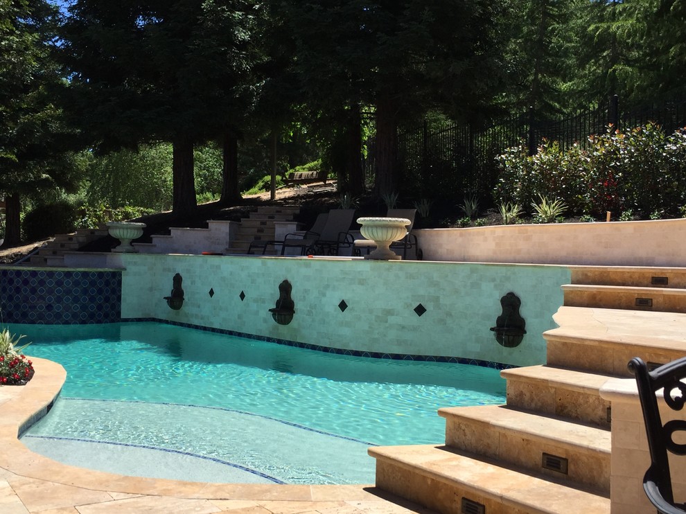 Geräumiger Mediterraner Pool hinter dem Haus in individueller Form mit Natursteinplatten in San Francisco