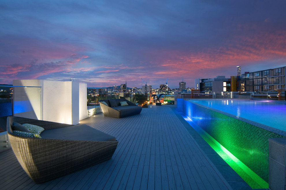 Geräumiger, Gefliester Moderner Infinity-Pool auf dem Dach in rechteckiger Form mit Wasserspiel in Brisbane