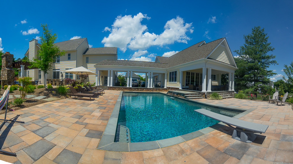 Exemple d'un Abris de piscine et pool houses arrière chic rectangle avec des pavés en pierre naturelle.