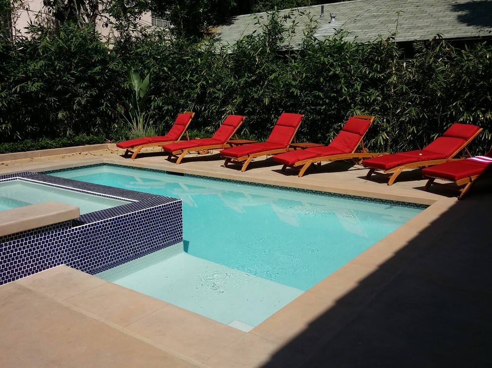 Kleiner Moderner Pool hinter dem Haus in rechteckiger Form mit Betonboden in Los Angeles