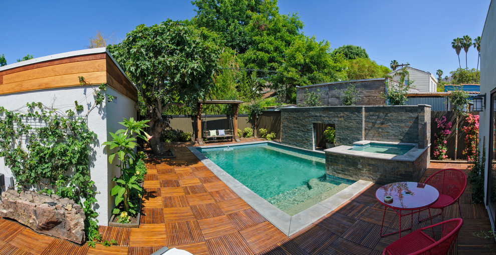 Mittelgroßer Mediterraner Pool hinter dem Haus in rechteckiger Form mit Natursteinplatten in Los Angeles