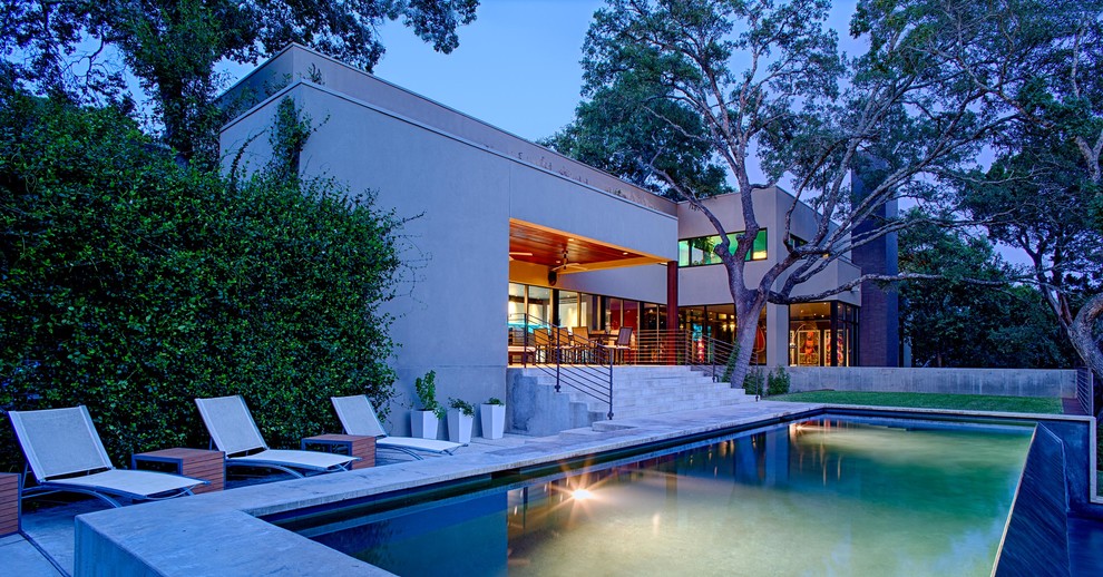 Diseño de piscina contemporánea rectangular en patio