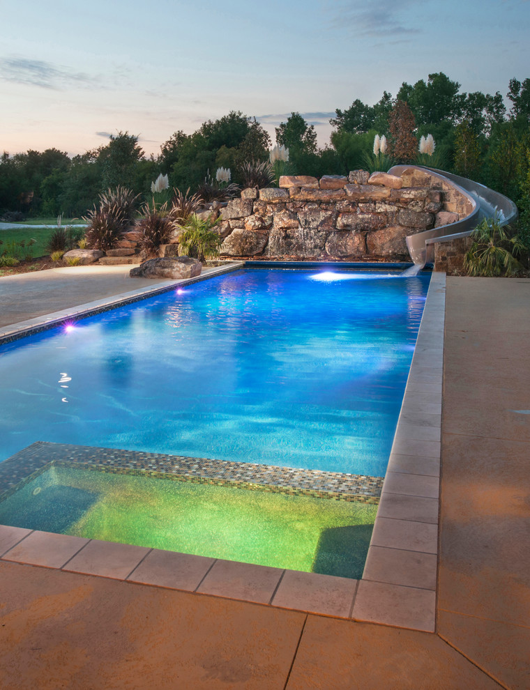 Exemple d'une grande piscine naturelle et arrière moderne rectangle avec un point d'eau.
