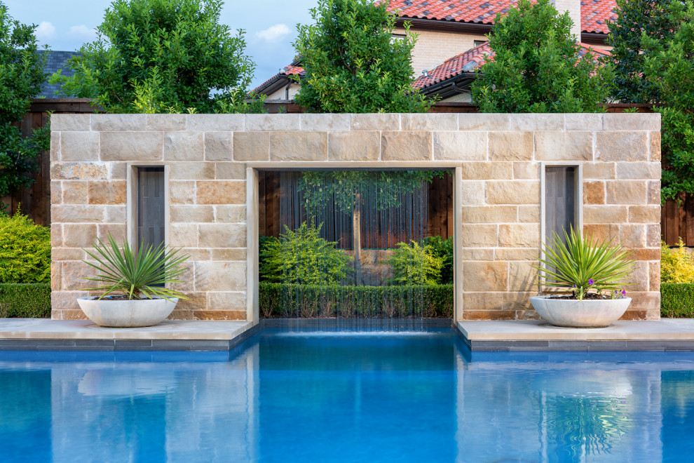 Imagen de piscina minimalista grande rectangular en patio trasero con entablado