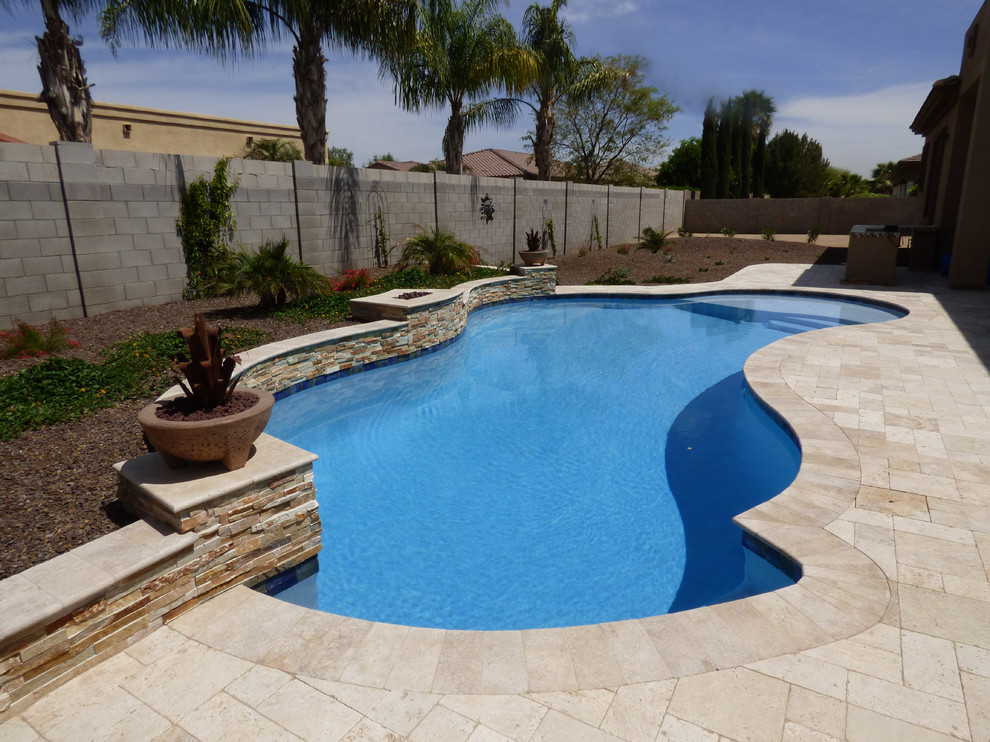 Modelo de piscina con fuente alargada contemporánea de tamaño medio a medida en patio trasero con suelo de baldosas