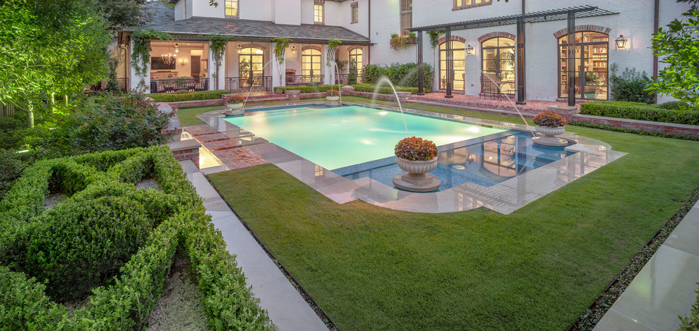Пример оригинального дизайна: большой бассейн произвольной формы на заднем дворе в классическом стиле с фонтаном