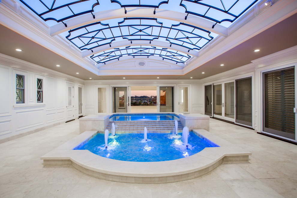Источник вдохновения для домашнего уюта: огромный прямоугольный бассейн в доме в классическом стиле с покрытием из каменной брусчатки и джакузи