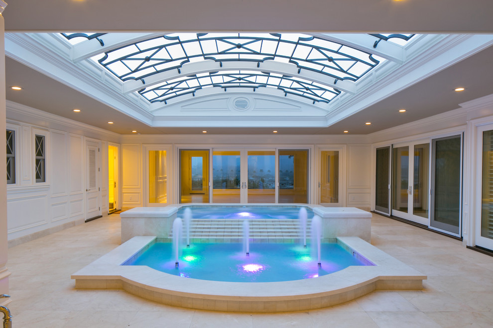 Idée de décoration pour une piscine intérieure tradition.