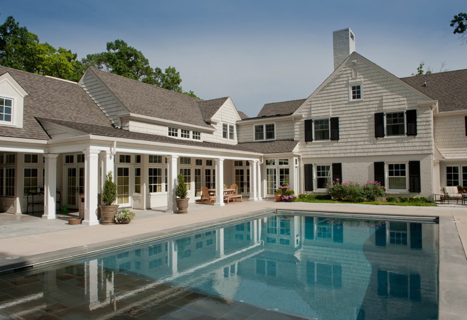 Ejemplo de piscina clásica renovada de tamaño medio rectangular en patio con adoquines de piedra natural