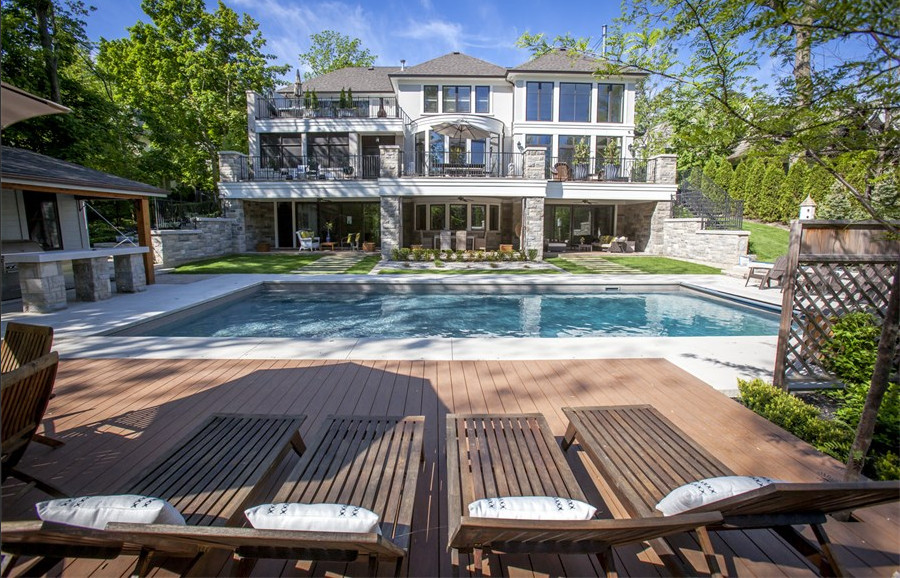 Ejemplo de casa de la piscina y piscina natural marinera de tamaño medio rectangular en patio trasero con adoquines de hormigón