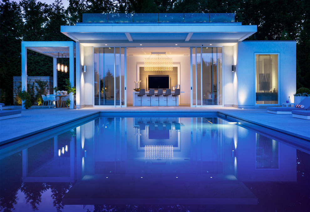 Immagine di una piscina monocorsia contemporanea rettangolare di medie dimensioni e dietro casa con una dépendance a bordo piscina e pavimentazioni in cemento