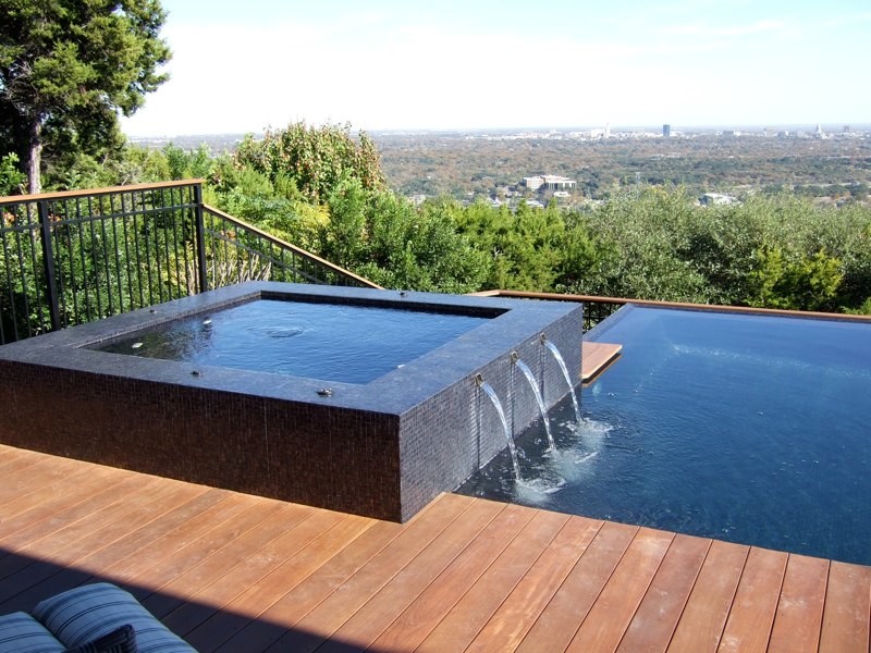 Идея дизайна: прямоугольный бассейн-инфинити среднего размера на заднем дворе в современном стиле с фонтаном и настилом
