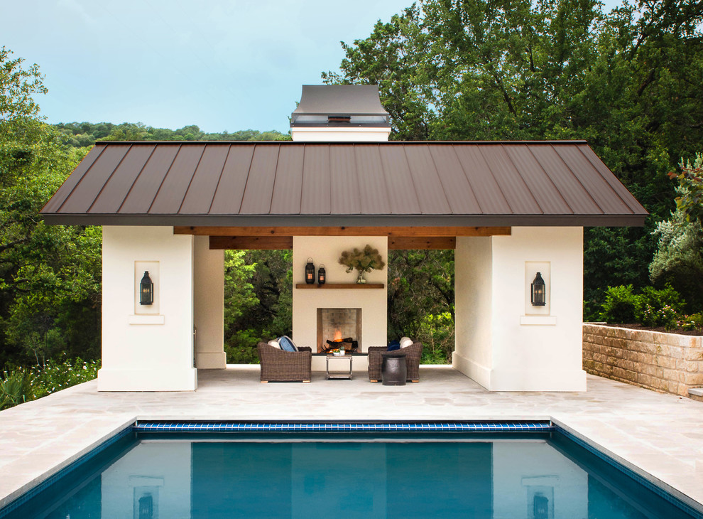 Modelo de casa de la piscina y piscina clásica renovada rectangular en patio trasero