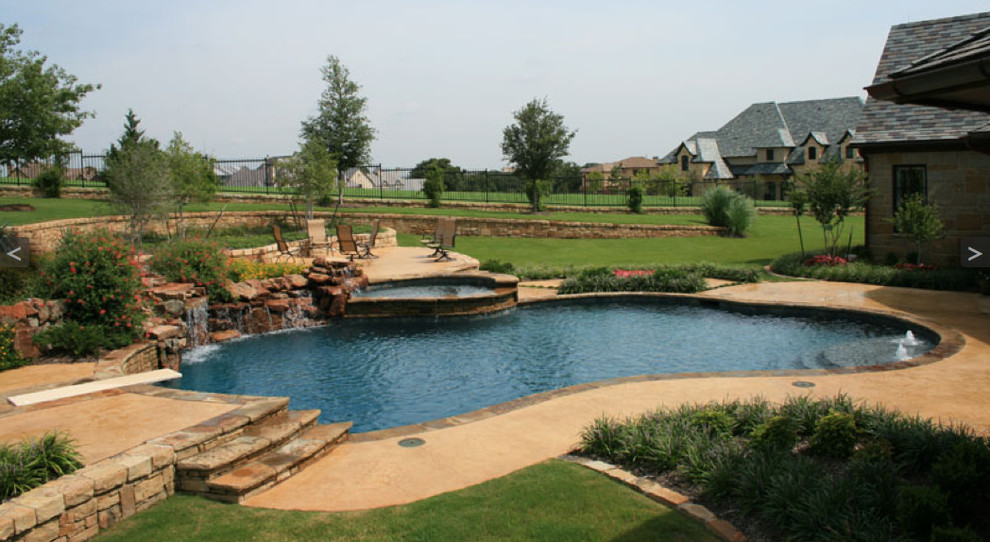 Пример оригинального дизайна: бассейн в форме фасоли на заднем дворе в современном стиле с джакузи и покрытием из бетонных плит
