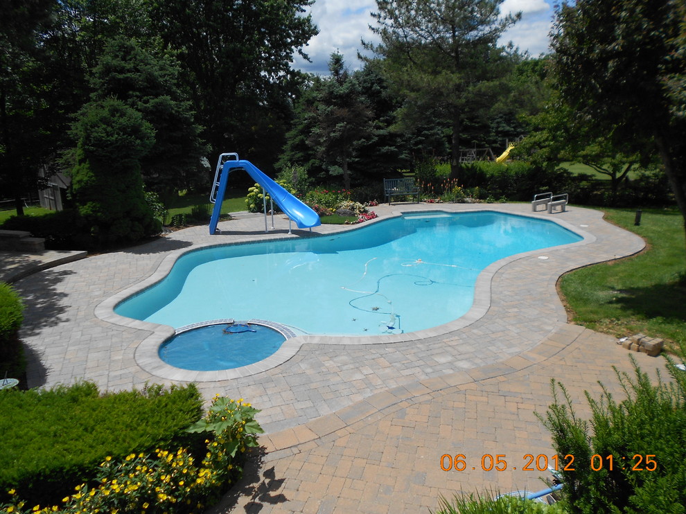 Foto di una grande piscina fuori terra design dietro casa con pavimentazioni in cemento