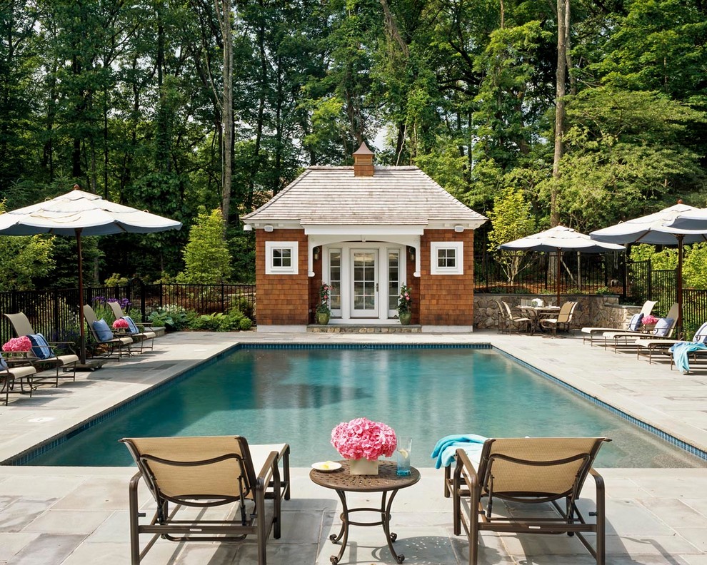 Diseño de casa de la piscina y piscina alargada tradicional de tamaño medio rectangular en patio trasero con adoquines de piedra natural