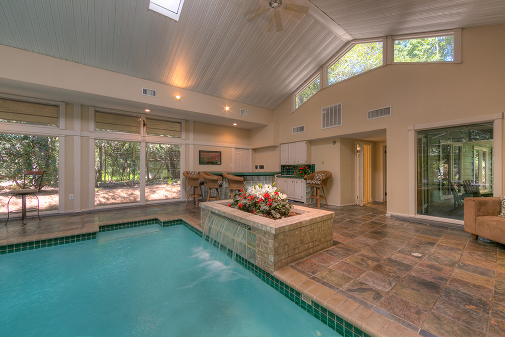 На фото: большой естественный, прямоугольный бассейн в доме в классическом стиле с домиком у бассейна