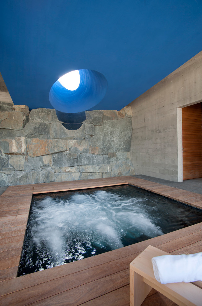 Свежая идея для дизайна: прямоугольный бассейн в современном стиле с джакузи и настилом - отличное фото интерьера