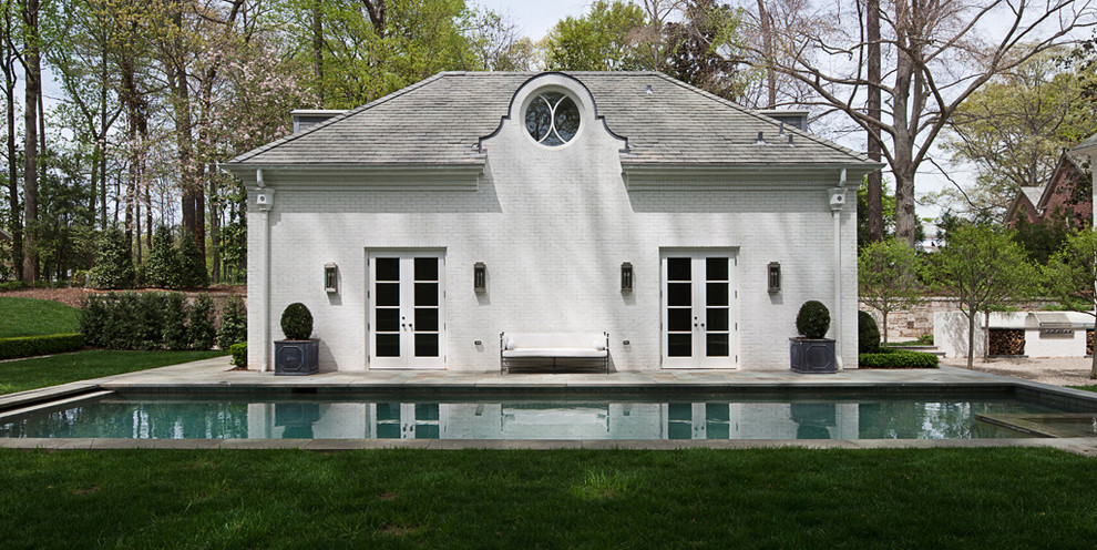 Diseño de piscina tradicional renovada de tamaño medio rectangular en patio trasero